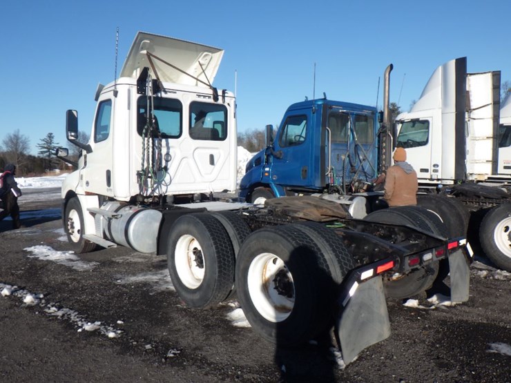 2018-freightliner-cascadia-126-image-10