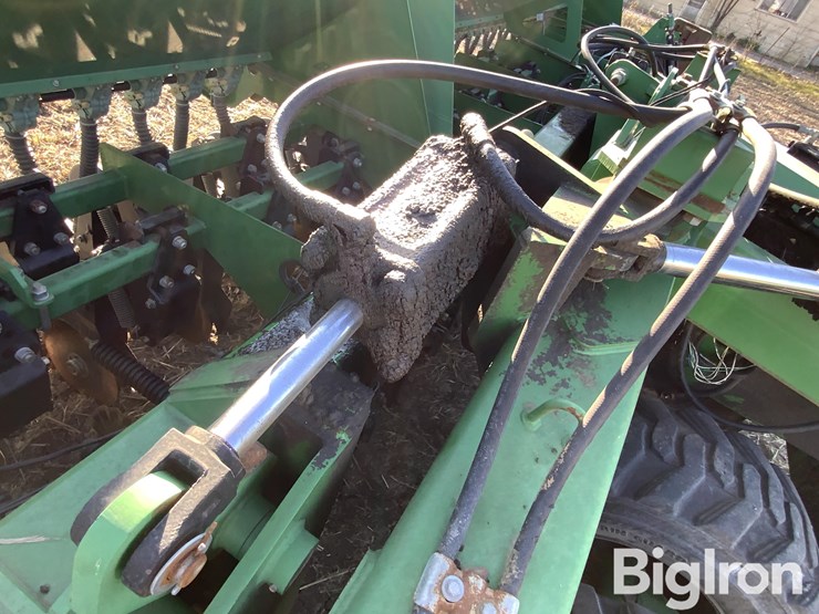 great-2n-3010-30'-2-section-folding-pull-type-no-till-drill-image-19