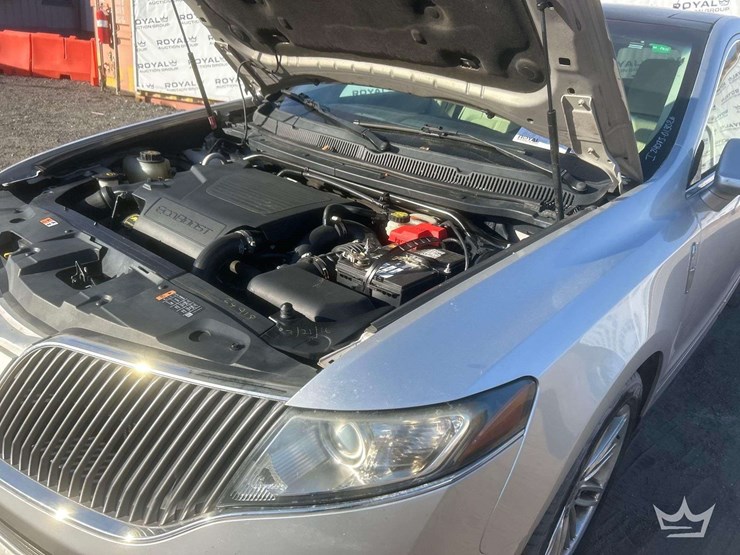 2016-lincoln-mkt-image-12