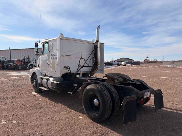 1994-volvo-truck-tractor-image-3