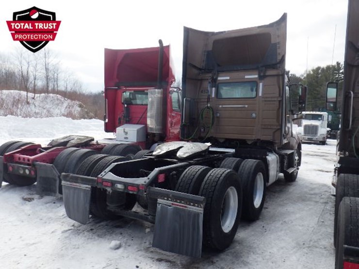 2022-volvo-vnl-300-image-9