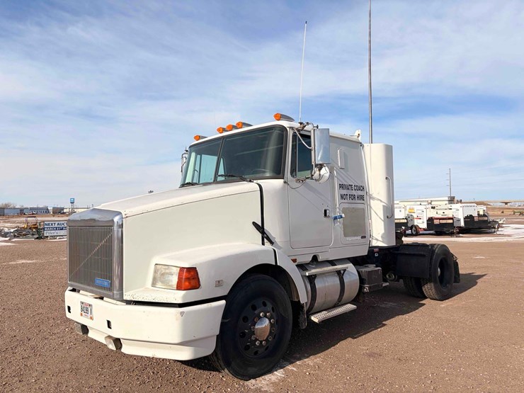 1994-volvo-truck-tractor-image-1