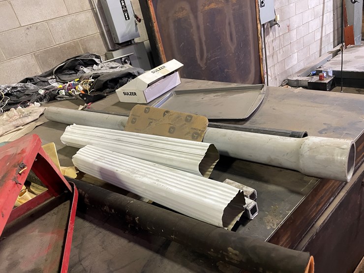 #7009-•-contents-on-top-of-oven-image-5