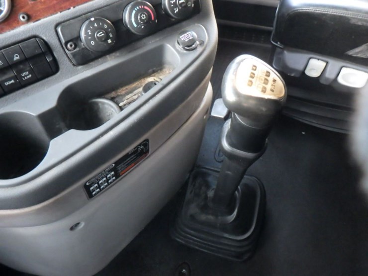 2015-freightliner-cascadia-125-image-17