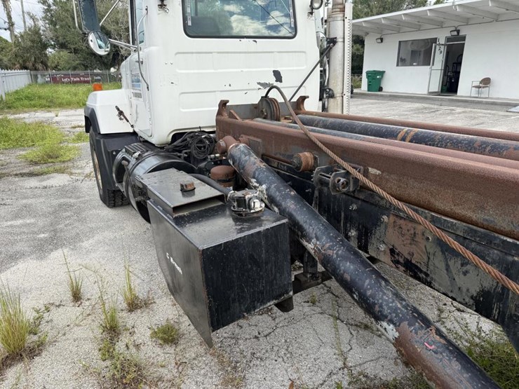 1999-mack-rd600-image-11