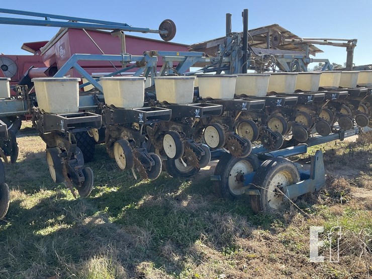 1996-kinze-2600-image-5