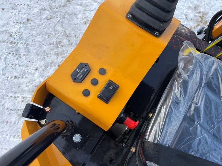 #109-•-miva-va15-mini-excavator-image-11