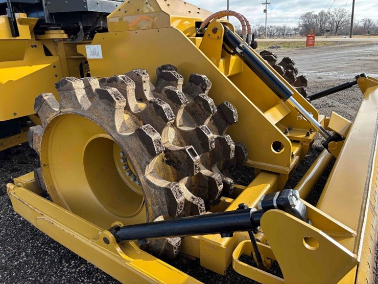 2023-caterpillar-815-image-19