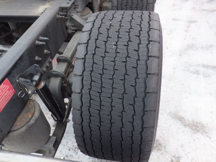 2023-volvo-vnl-300-image-7