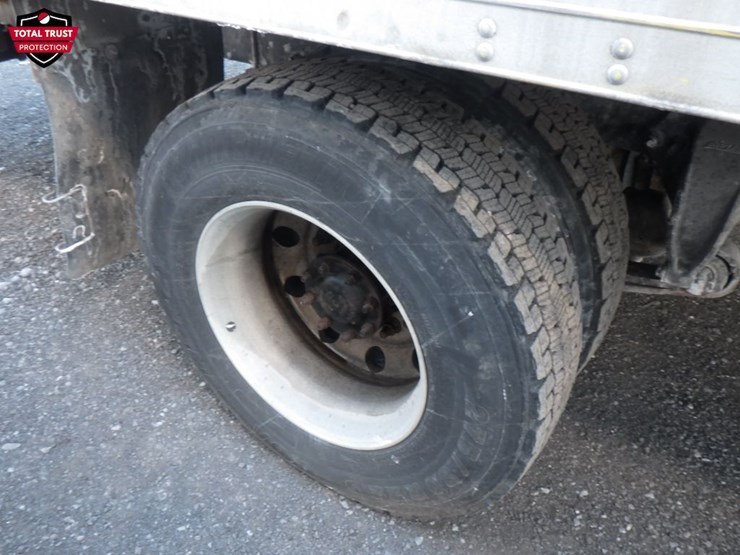 2019-freightliner-m2-106-image-4