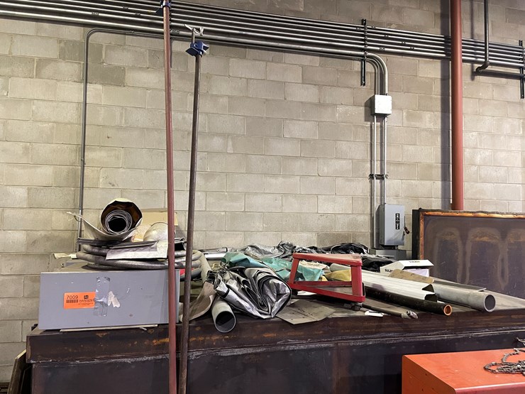 #7009-•-contents-on-top-of-oven-image-1