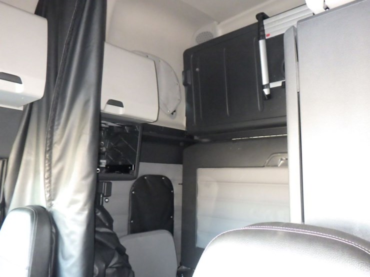 2019-freightliner-cascadia-126-image-17