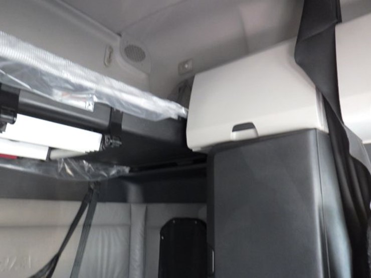 2022-freightliner-cascadia-126-image-6