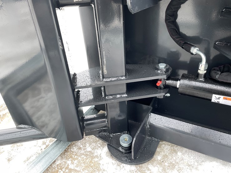 #2367-•-wolverine-hydraulic-bale-squeeze-attachment-image-15