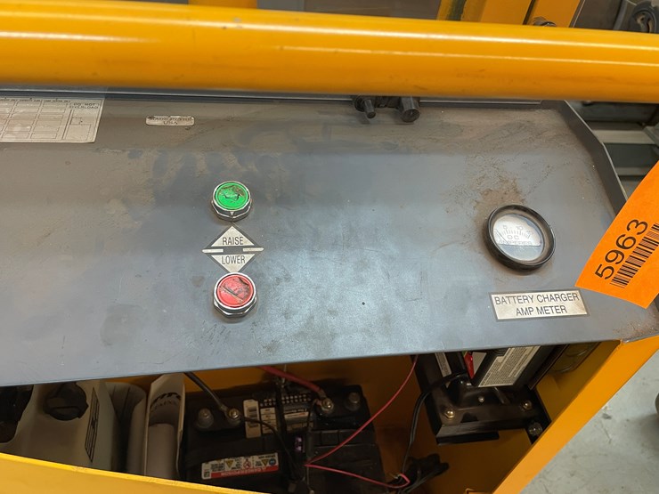 #4009-•-multiton-battery-operated-fork-lift-image-11