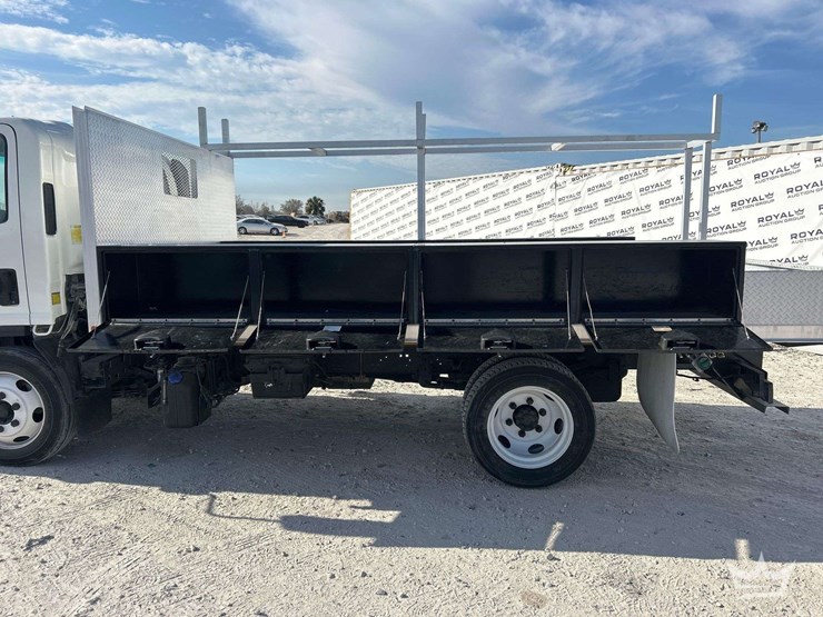 2017-isuzu-nrr-image-17