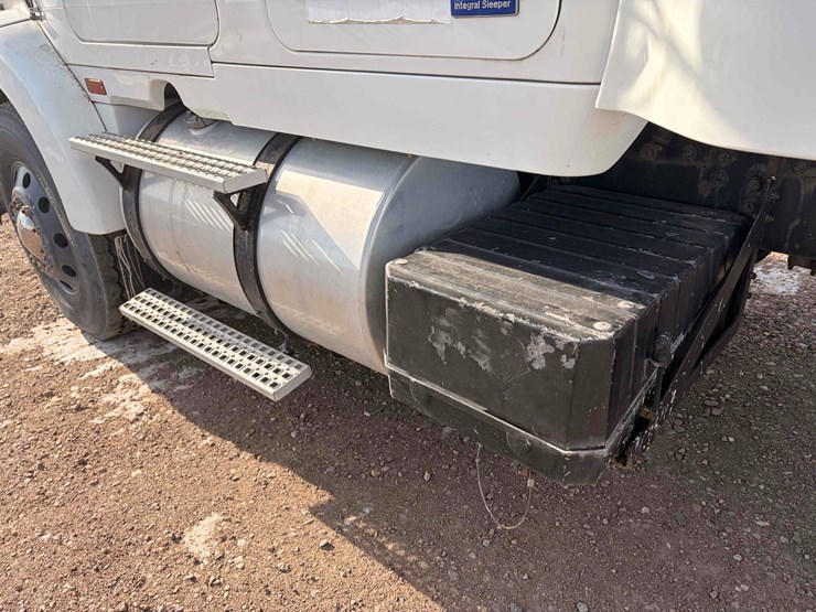 1994-volvo-truck-tractor-image-15