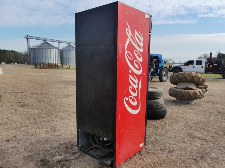 coca-cola-single-door-cooler-w/-shelves-image-2