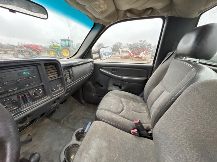 2003-gmc-2500-image-11