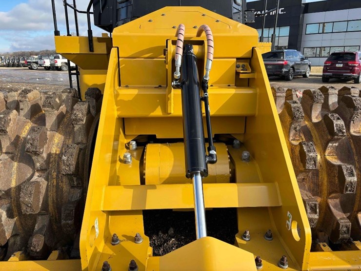 2023-caterpillar-815-image-17