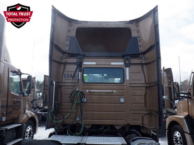 2023-volvo-vnl-300-image-11