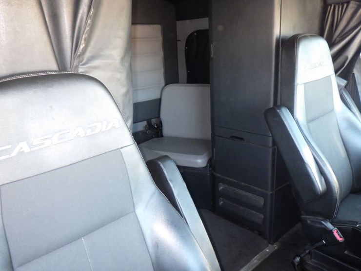 2019-freightliner-cascadia-126-image-5