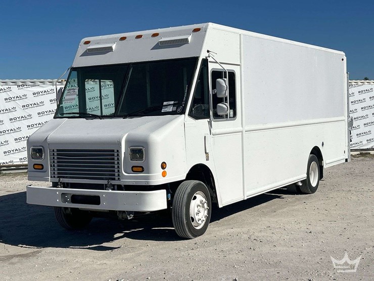 2010-workhorse-w62-image-1