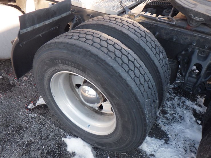 2019-peterbilt-579-image-15