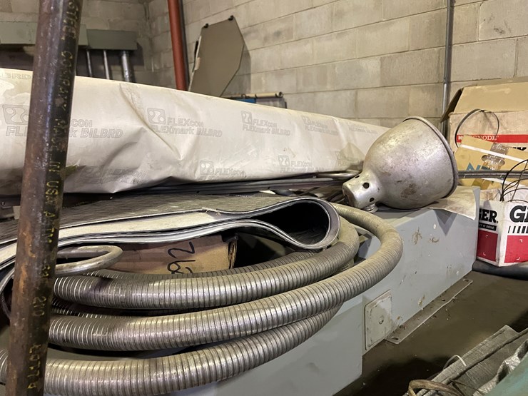 #7009-•-contents-on-top-of-oven-image-7