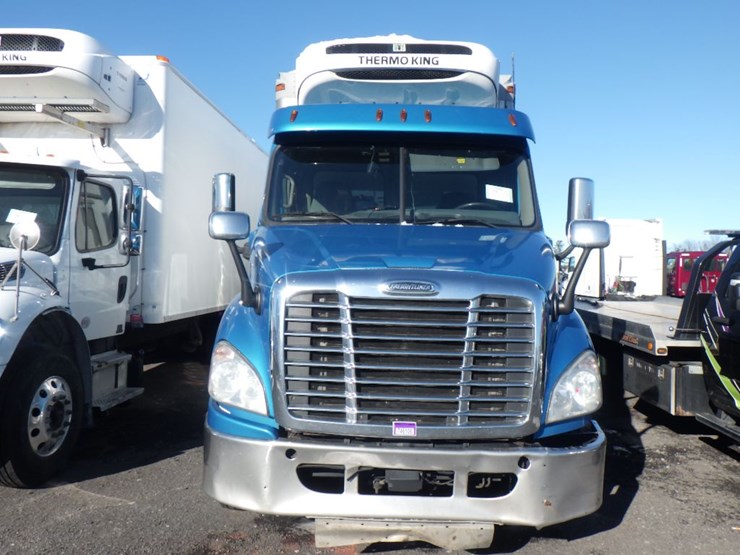 2019-freightliner-cascadia-113-image-2
