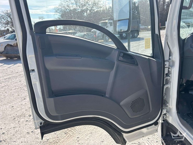 2017-isuzu-nrr-image-14