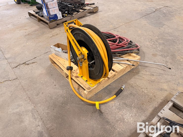 dewalt-air-hose-reel-w/accessories-image-3