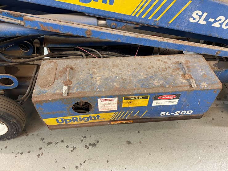 #4008-•-upright-scissor-lift-image-8