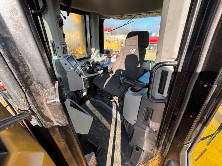 2019-caterpillar-d8t-image-41