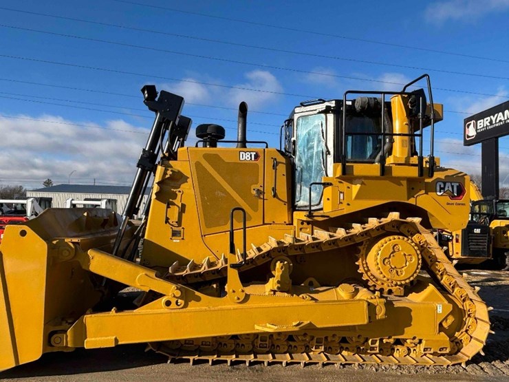 2019-caterpillar-d8t-image-2
