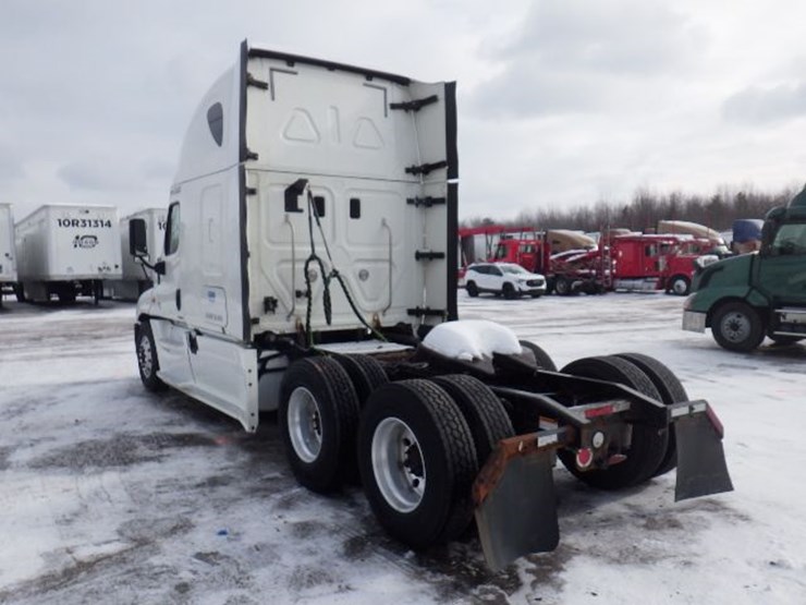 2016-freightliner-cascadia-125-image-13