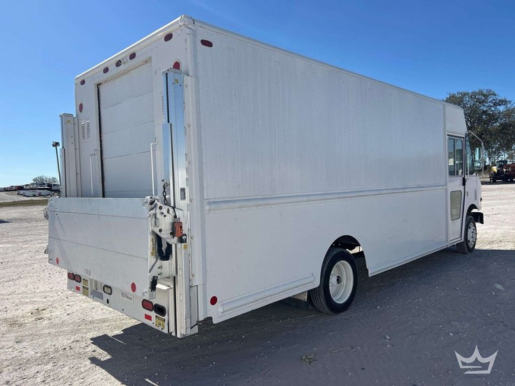 2010-workhorse-w62-image-3