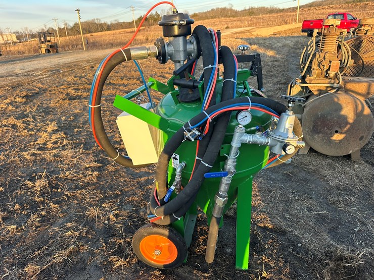 #2599-•-dustless-sandblaster-image-2