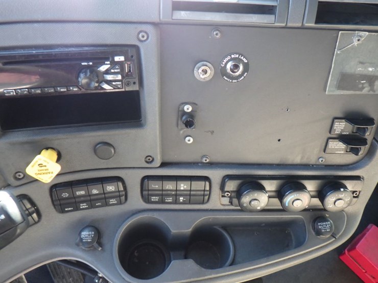 2019-freightliner-cascadia-113-image-15