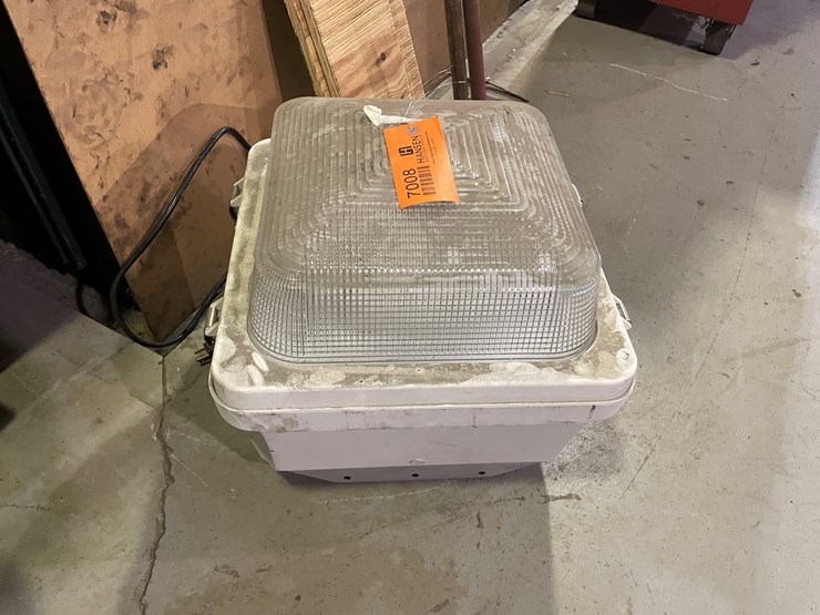 #7008-•-outdoor-flood-light-image-3