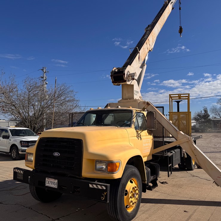 #2 • 1996 FORD F800 CRANE TRUCK