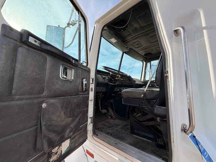 1994-volvo-truck-tractor-image-19