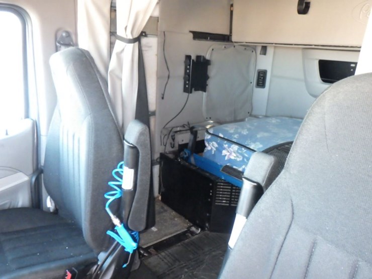 2019-peterbilt-579-image-21