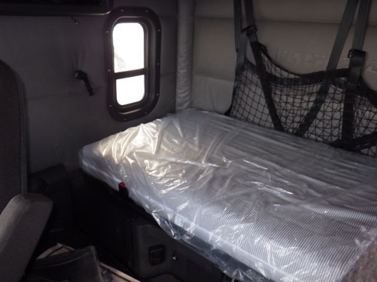 2022-freightliner-cascadia-126-image-21