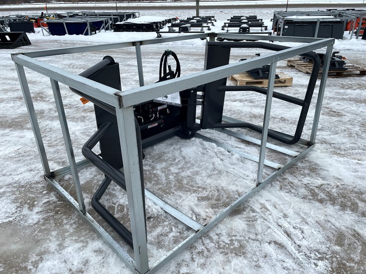 #2367-•-wolverine-hydraulic-bale-squeeze-attachment-image-3