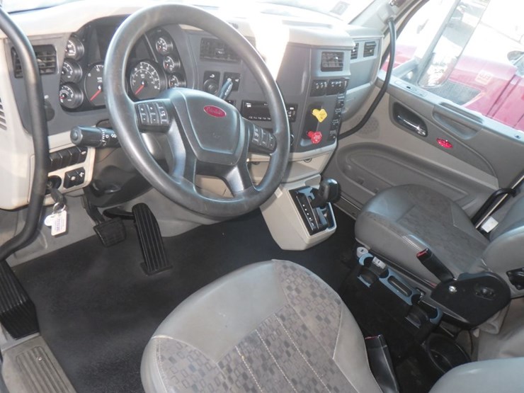 2018-peterbilt-579-image-14