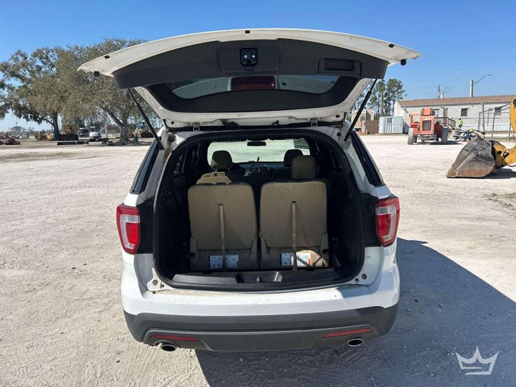 2016-ford-explorer-image-21