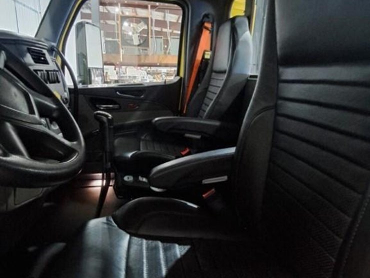 2017-peterbilt-579-image-11