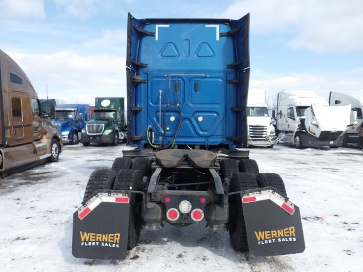 2022-freightliner-cascadia-126-image-11