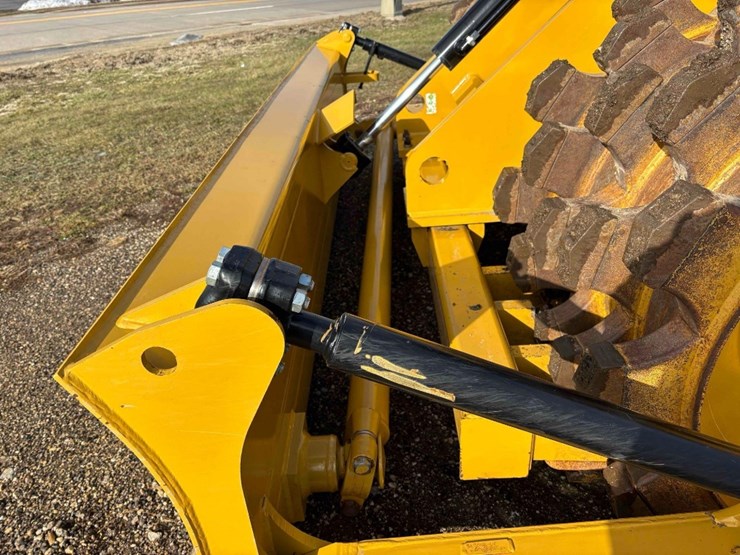 2023-caterpillar-815-image-14